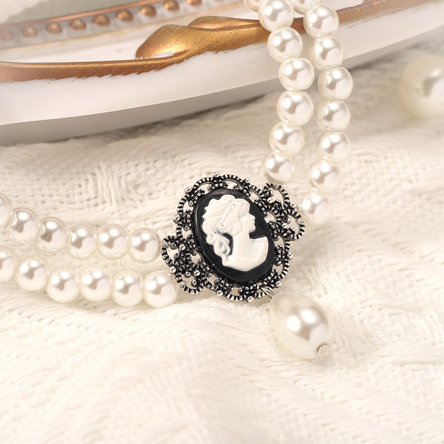 Victoria Pearl Choker