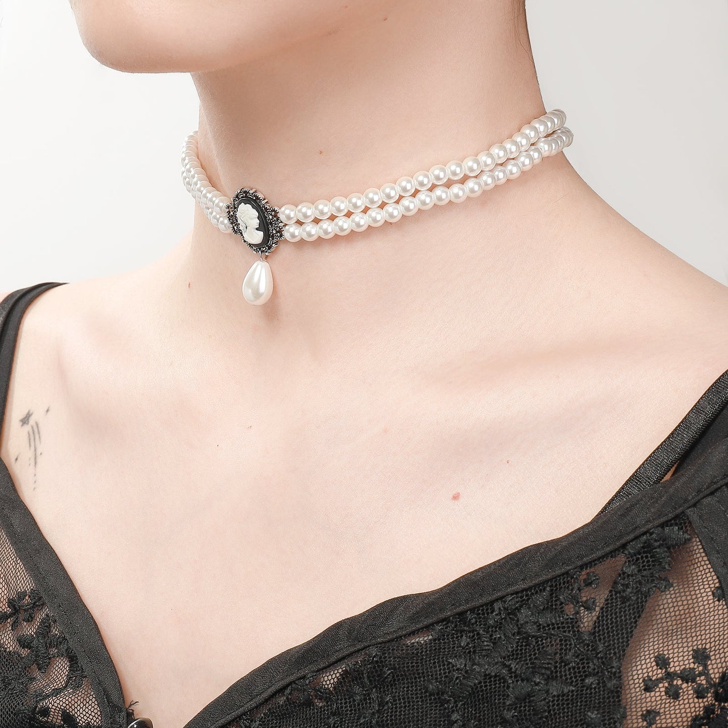 Victoria Pearl Choker